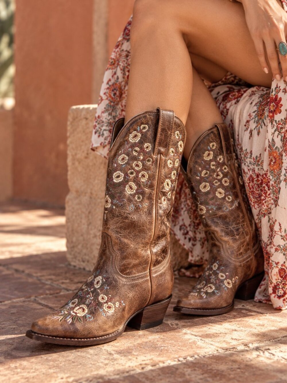 Shyanne Maisie Floral Embroidered Western Leather Boots NWT Size 7 Distressed